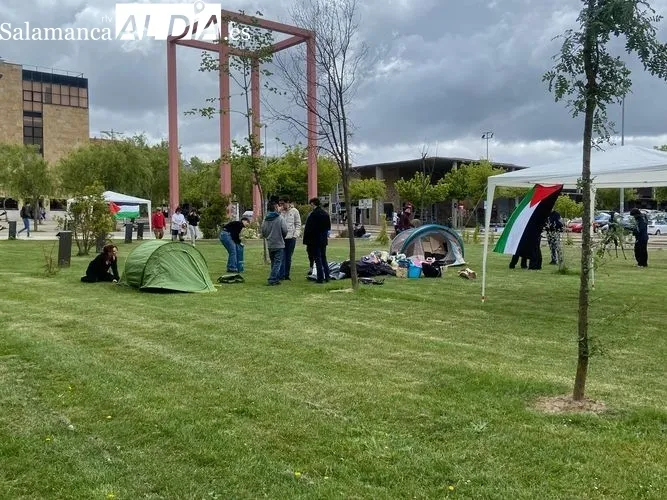 Primeros estudiantes acampando en el campus de Salamanca | FOTOS: Vanesa Martins 