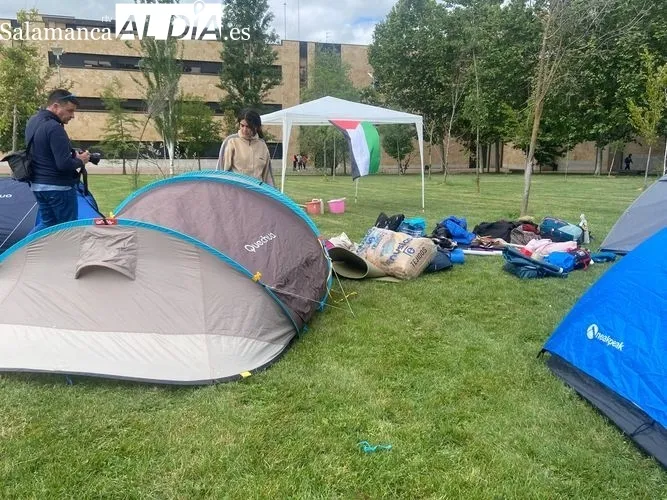 Primeros estudiantes acampando en el campus de Salamanca | FOTOS: Vanesa Martins 