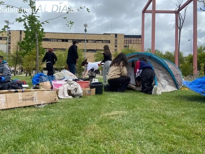 Primeros estudiantes acampando en el campus de Salamanca | FOTOS: Vanesa Martins 