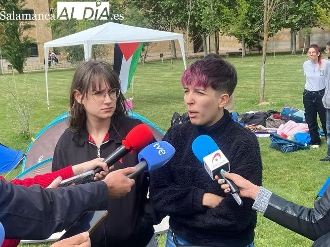 Primeros estudiantes acampando en el campus de Salamanca | FOTOS: Vanesa Martins 