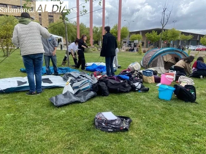 Primeros estudiantes acampando en el campus de Salamanca | FOTOS: Vanesa Martins 