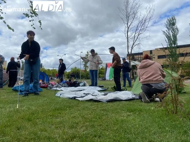 Primeros estudiantes acampando en el campus de Salamanca | FOTOS: Vanesa Martins 