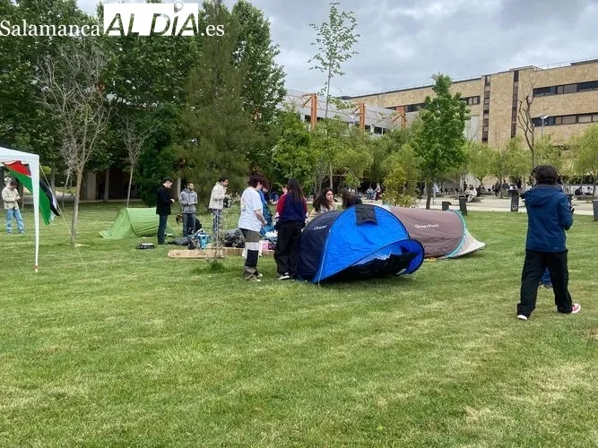 Primeros estudiantes acampando en el campus de Salamanca | FOTOS: Vanesa Martins 