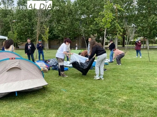 Primeros estudiantes acampando en el campus de Salamanca | FOTOS: Vanesa Martins 