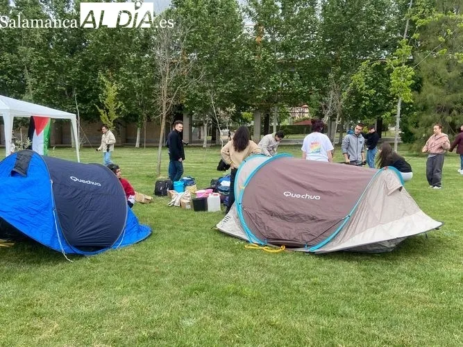 Primeros estudiantes acampando en el campus de Salamanca | FOTOS: Vanesa Martins 