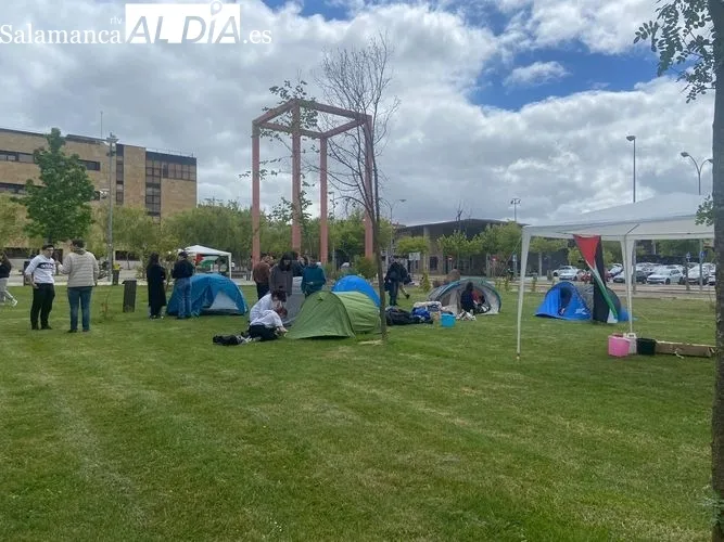 Primeros estudiantes acampando en el campus de Salamanca | FOTOS: Vanesa Martins 
