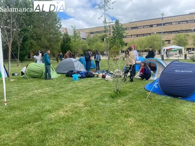 Primeros estudiantes acampando en el campus de Salamanca | FOTOS: Vanesa Martins 