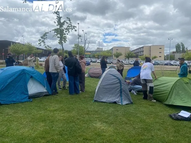 Primeros estudiantes acampando en el campus de Salamanca | FOTOS: Vanesa Martins 