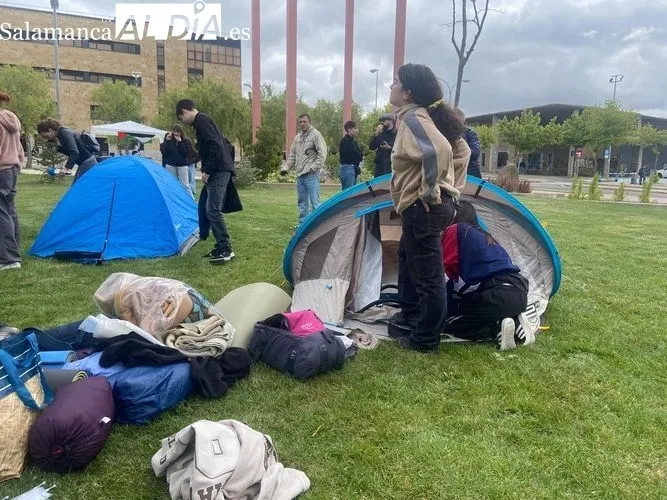 Primeros estudiantes acampando en el campus de Salamanca | FOTOS: Vanesa Martins 