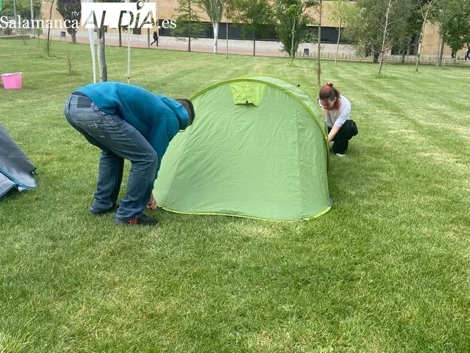Primeros estudiantes acampando en el campus de Salamanca | FOTOS: Vanesa Martins 