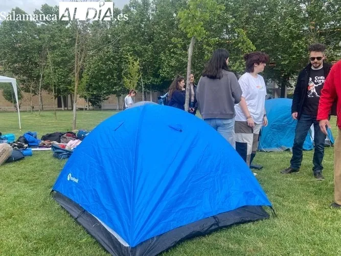 Primeros estudiantes acampando en el campus de Salamanca | FOTOS: Vanesa Martins 