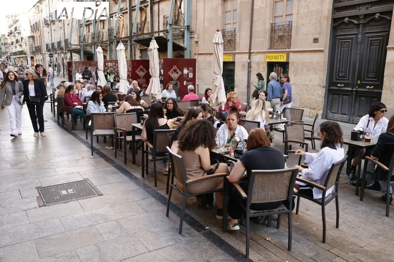 Ambiente en Salamanca en la tarde de este domingo. Fotos: David Sañudo