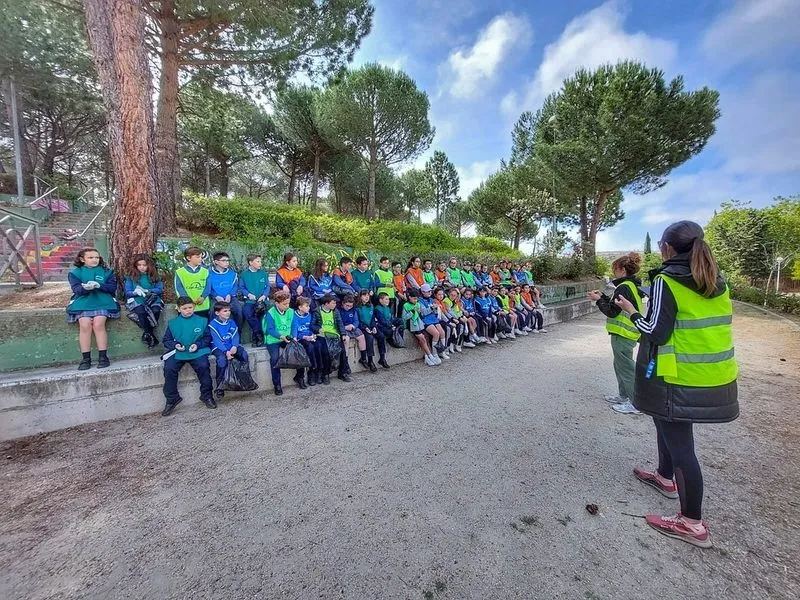 El alumnado del Colegio San José participa en una recogida de basuraleza en el Würzburg.