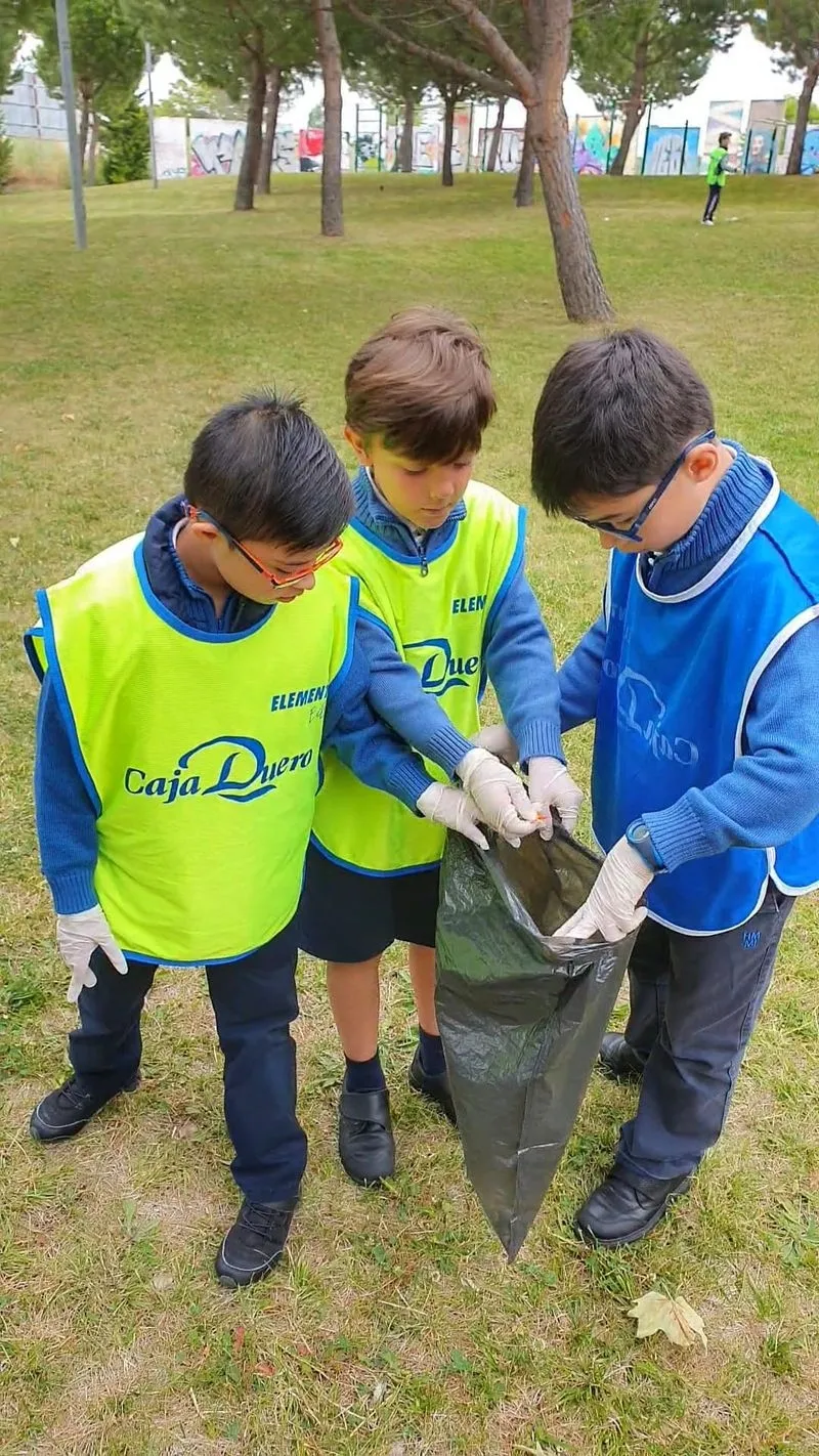 El alumnado del Colegio San José participa en una recogida de basuraleza en el Würzburg.