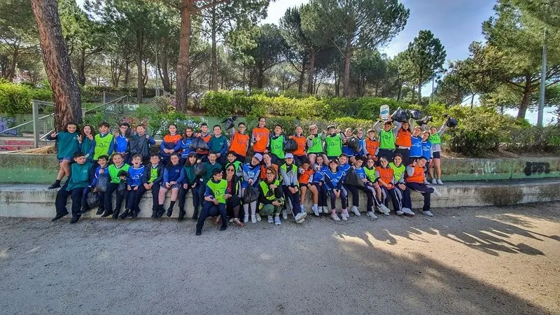 El alumnado del Colegio San José participa en una recogida de basuraleza en el Würzburg.