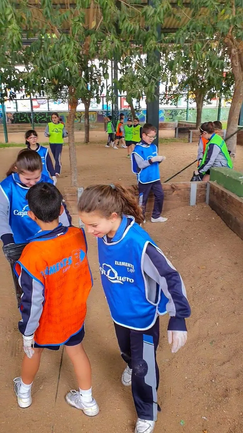 El alumnado del Colegio San José participa en una recogida de basuraleza en el Würzburg.