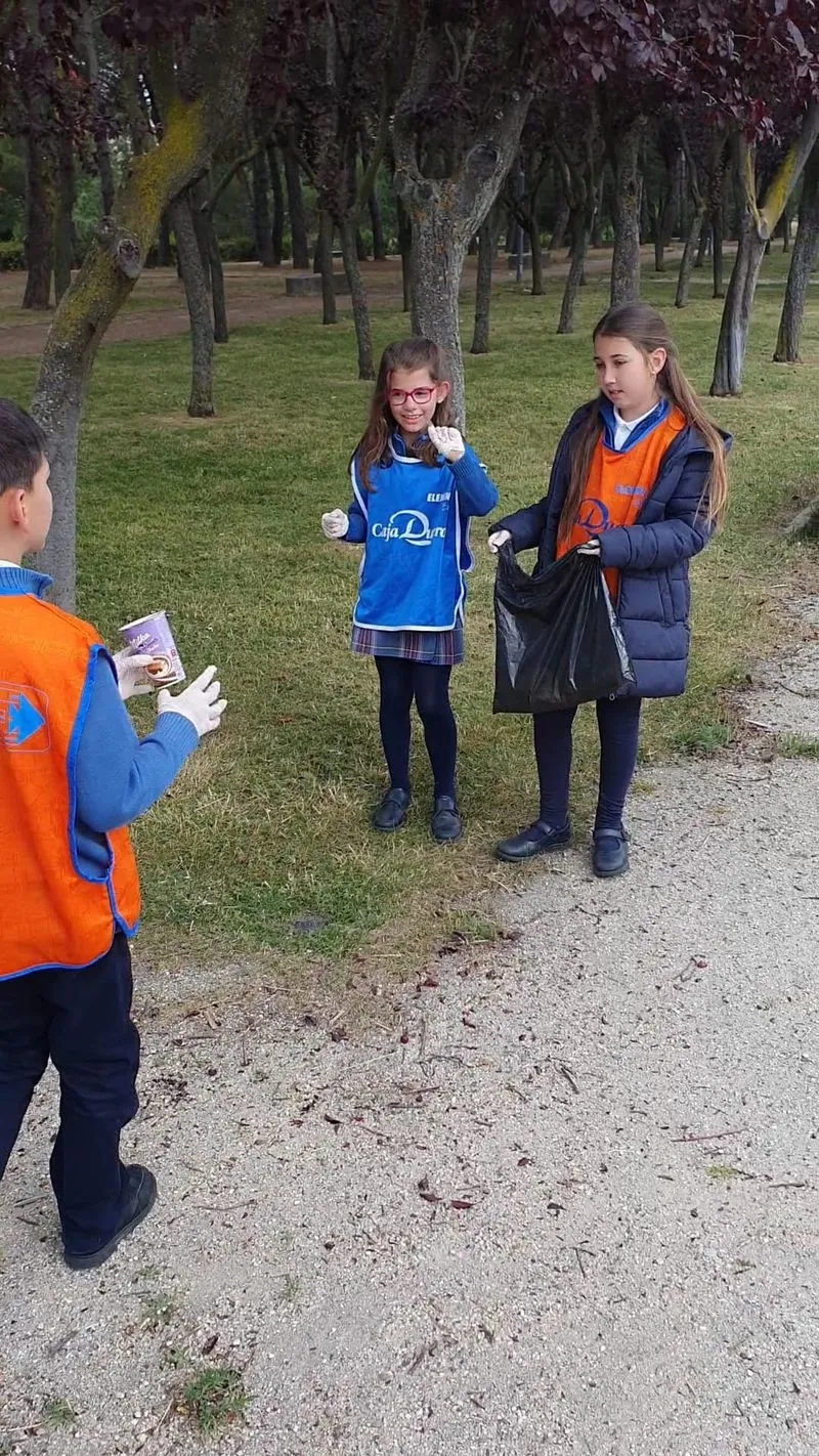 El alumnado del Colegio San José participa en una recogida de basuraleza en el Würzburg.