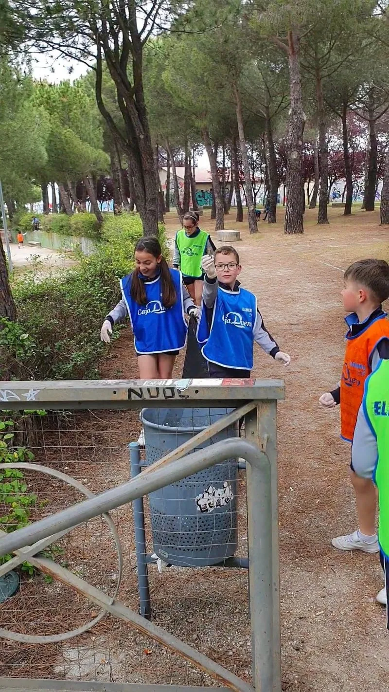 El alumnado del Colegio San José participa en una recogida de basuraleza en el Würzburg.