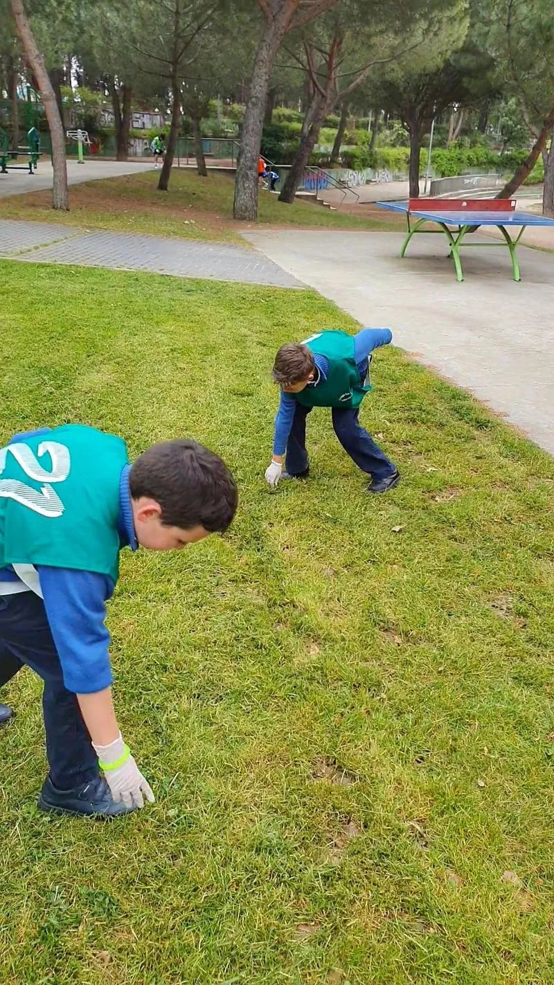 El alumnado del Colegio San José participa en una recogida de basuraleza en el Würzburg.