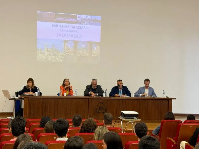 Acogida de los nuevos residentes en el salón de actos del Centro de Salud de San Juan.
