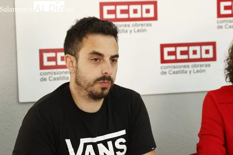 Héctor Vicente Carrasco, delegado de la Junta de Personal Docente de Salamanca, en la rueda de prensa convocada por CCOO Enseñanza Salamanca. Foto: David Sañudo