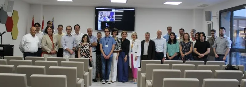 Foto de grupo de los participantes en la reunión operativa del proyecto COMBINE-CT en el salón de actos del Hospital de Salamanca
