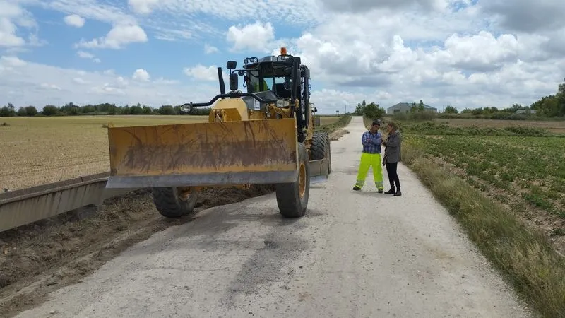 El Ayuntamiento de Santa Marta nivela y desbroza cerca de una docena de caminos.