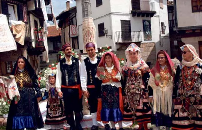 Las calles albercanas se engalanan para celebrar el Corpus Christi