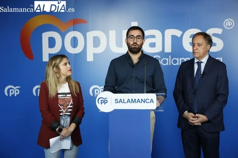 El presidente del Partido Popular de Salamanca, Carlos García Carbayo, la Directora General del Instituto de la Juventud, Estela López, y el presidente de NNGG de Salamanca, Ángel Porras, en la sede del PP. Foto: D. Sañudo