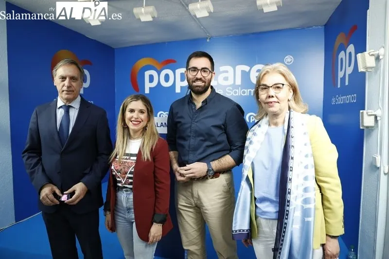 El presidente del Partido Popular de Salamanca, Carlos García Carbayo, la Directora General del Instituto de la Juventud, Estela López, y el presidente de NNGG de Salamanca, Ángel Porras, en la sede del PP. Foto: D. Sañudo