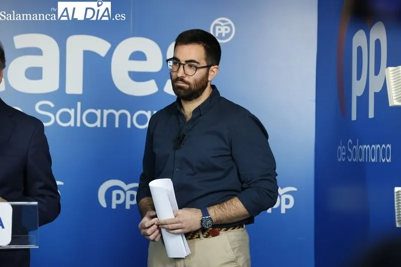 El presidente de NNGG de Salamanca, Ángel Porras, en la sede del PP. Foto: D. Sañudo