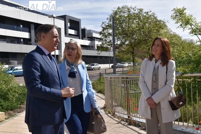 El presidente del Partido Popular de Salamanca, Carlos García Carbayo, y la integrante de la candidatura del PP para las elecciones al Parlamento Europeo, María Isabel Sánchez, junto a la pasarela de Huerta Otea. Foto: Vanesa Martins