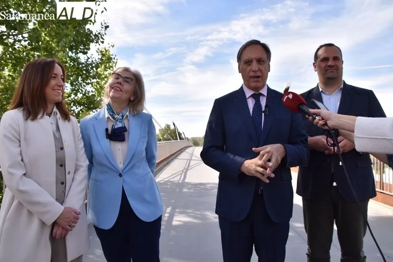 El presidente del Partido Popular de Salamanca, Carlos García Carbayo, y la integrante de la candidatura del PP para las elecciones al Parlamento Europeo, María Isabel Sánchez, junto a la pasarela de Huerta Otea. Foto: Vanesa Martins