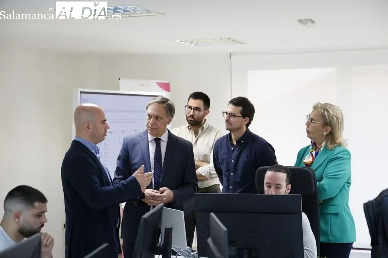 El presidente del Partido Popular de Salamanca, Carlos García Carbayo, en su visita a la empresa tecnológica Medity. Foto: David Sañudo
