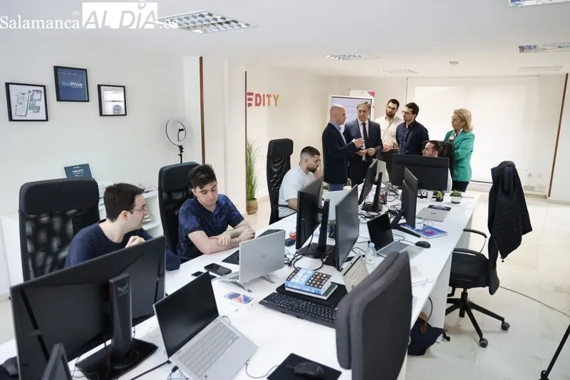 El presidente del Partido Popular de Salamanca, Carlos García Carbayo, en su visita a la empresa tecnológica Medity. Foto: David Sañudo