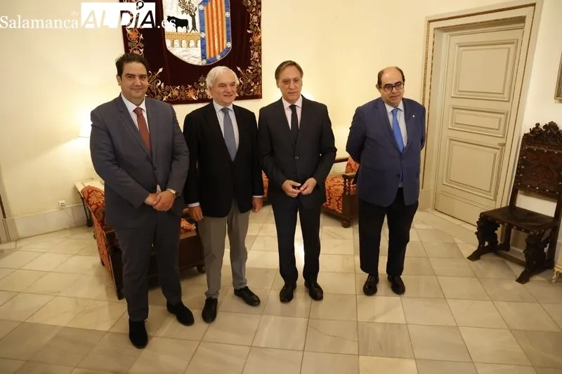 El vicepresidente de CEOE y presidente de la Confederación Empresarial de Madrid, Miguel Garrido, junto al alcalde de Salamanca, Carlos García Carbayo. Foto: David Sañudo