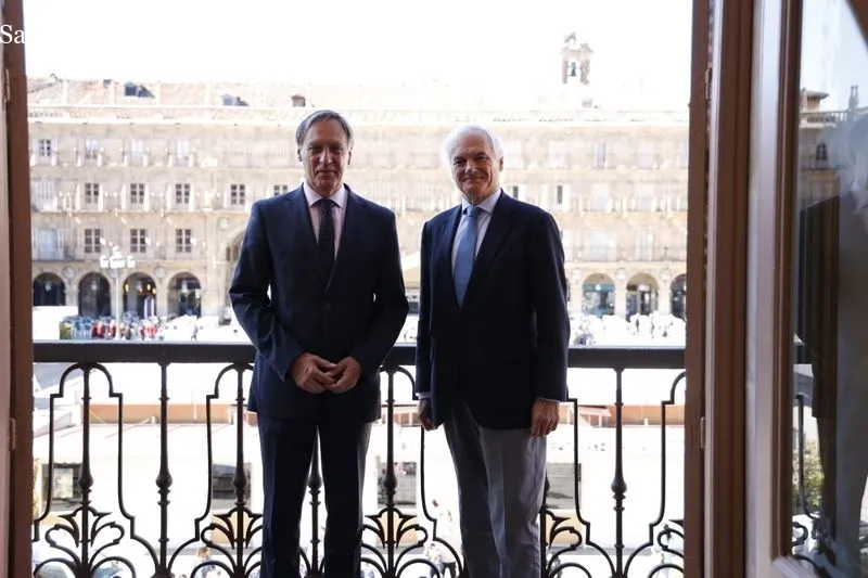 El vicepresidente de CEOE y presidente de la Confederación Empresarial de Madrid, Miguel Garrido, junto al alcalde de Salamanca, Carlos García Carbayo. Foto: David Sañudo