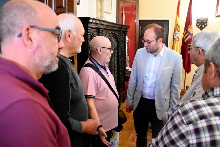 Foto 2 - Un grupo de mayores universitarios de Ja&eacute;n visita Ciudad Rodrigo