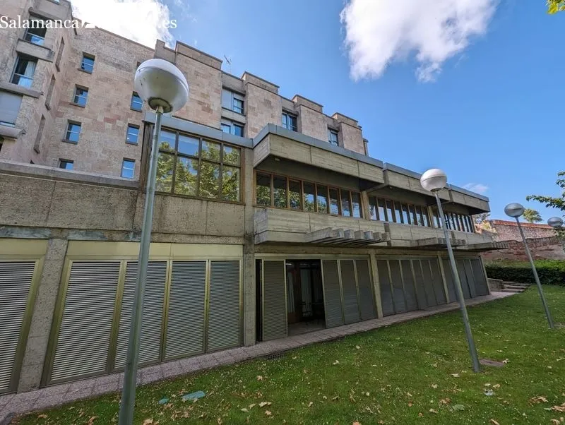 Colegio Mayor Hernán Cortés, en el Paseo de San Vicente, obra del arquitecto Antonio Fernández Alba. Foto: David Sañudo