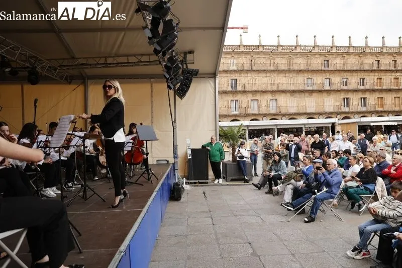 Concierto de la Escuela Municipal de Música y Danza de Salamanca en la Plaza Mayor. Fotos: David Sañudo