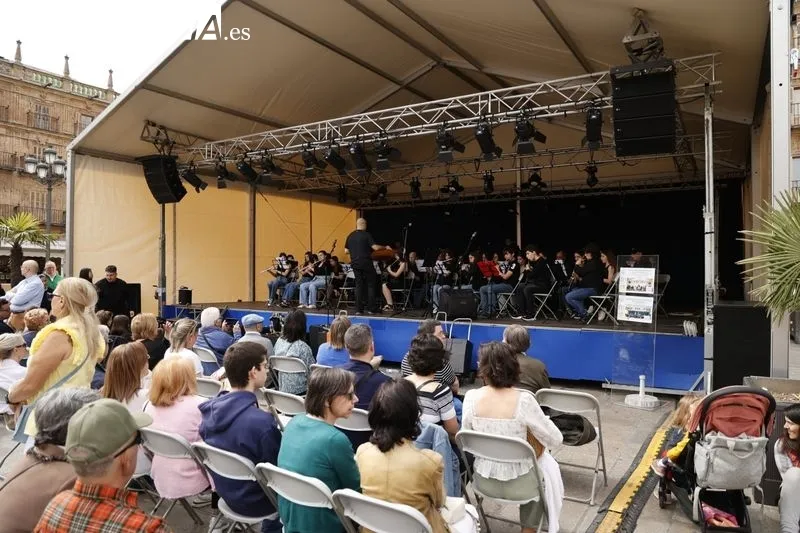 Concierto de la Escuela Municipal de Música y Danza de Salamanca en la Plaza Mayor. Fotos: David Sañudo