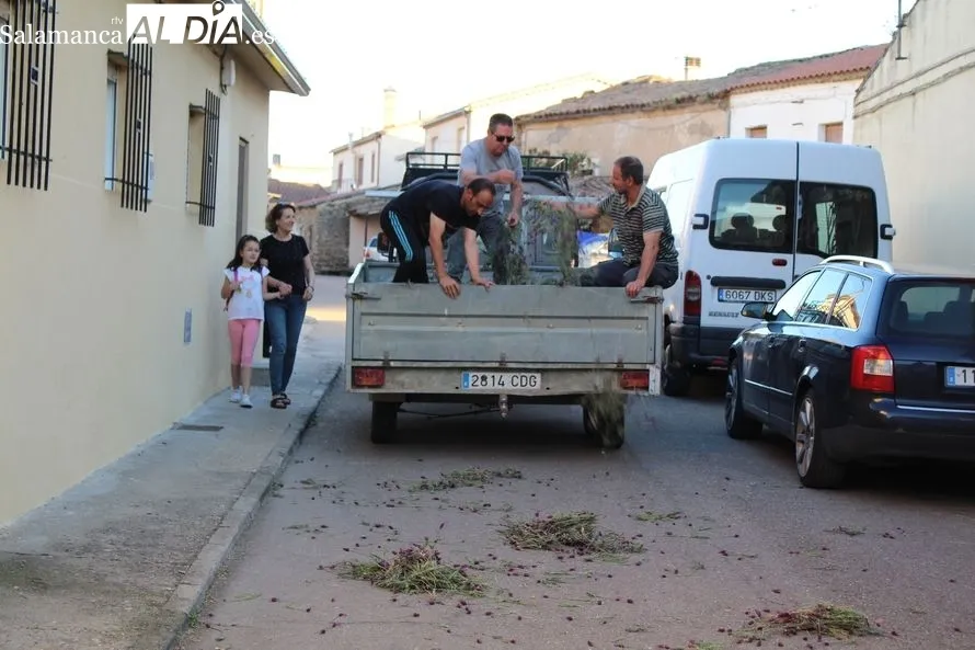 Al chupinazo desde lo alto del castillo seguía una degustación de carne de ternera estofada / SILVESTRE