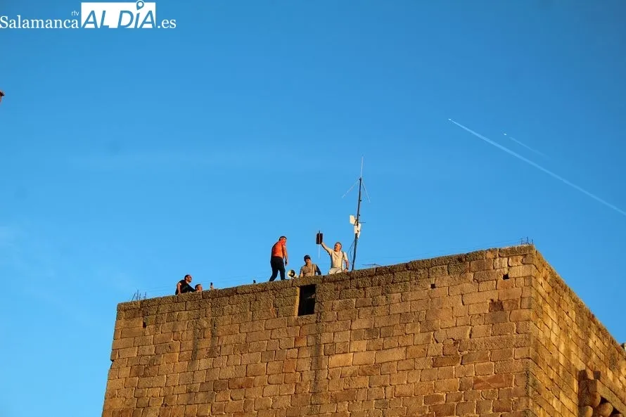 Al chupinazo desde lo alto del castillo seguía una degustación de carne de ternera estofada / SILVESTRE