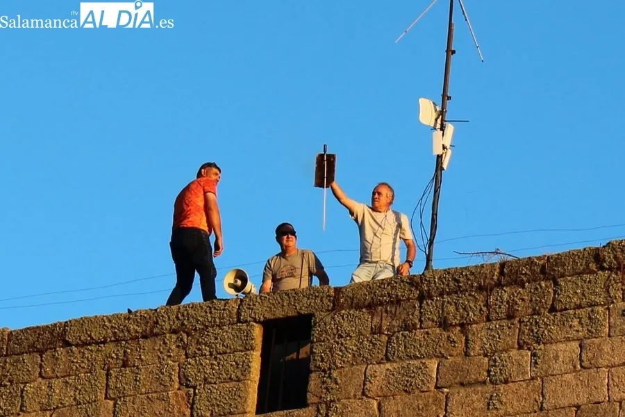 Al chupinazo desde lo alto del castillo seguía una degustación de carne de ternera estofada / SILVESTRE