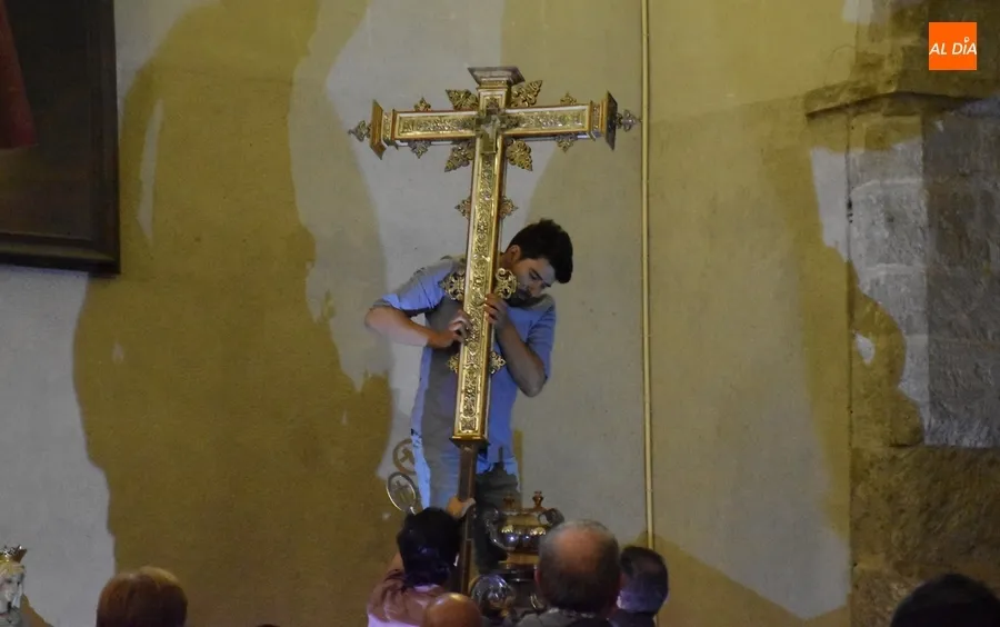 Foto 2 - Recala en Ciudad Rodrigo el Lignum Crucis de la Vera Cruz dentro de una gira por la provincia