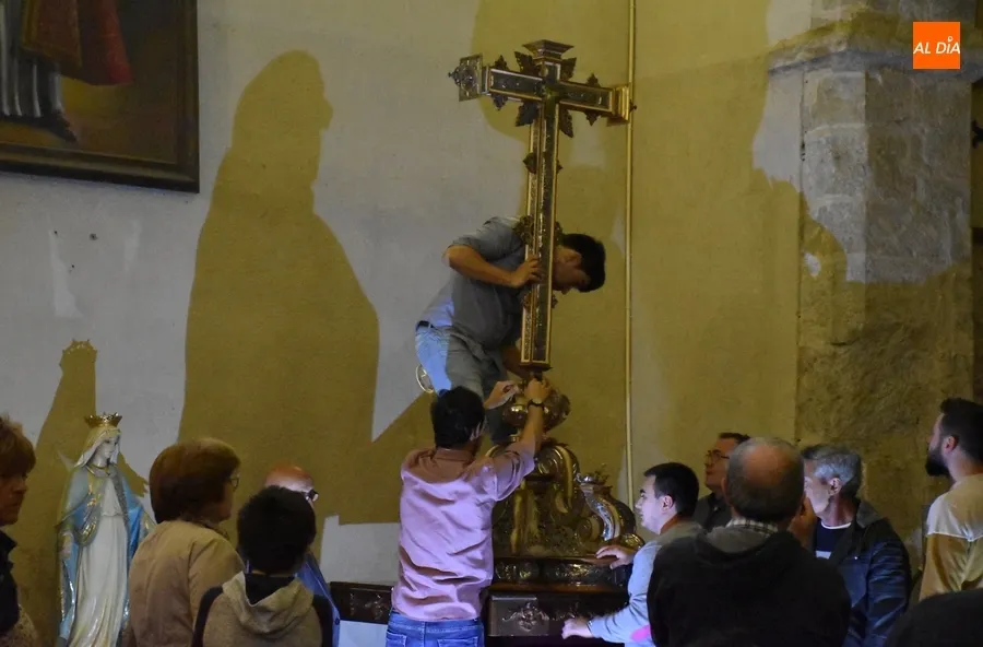 Foto 4 - Recala en Ciudad Rodrigo el Lignum Crucis de la Vera Cruz dentro de una gira por la provincia