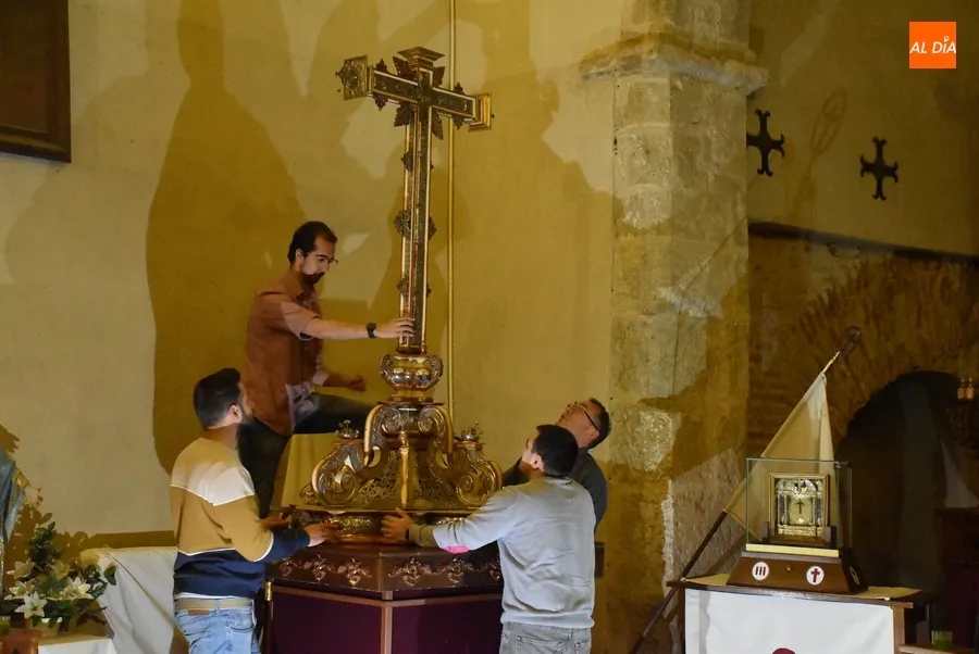 Foto 5 - Recala en Ciudad Rodrigo el Lignum Crucis de la Vera Cruz dentro de una gira por la provincia
