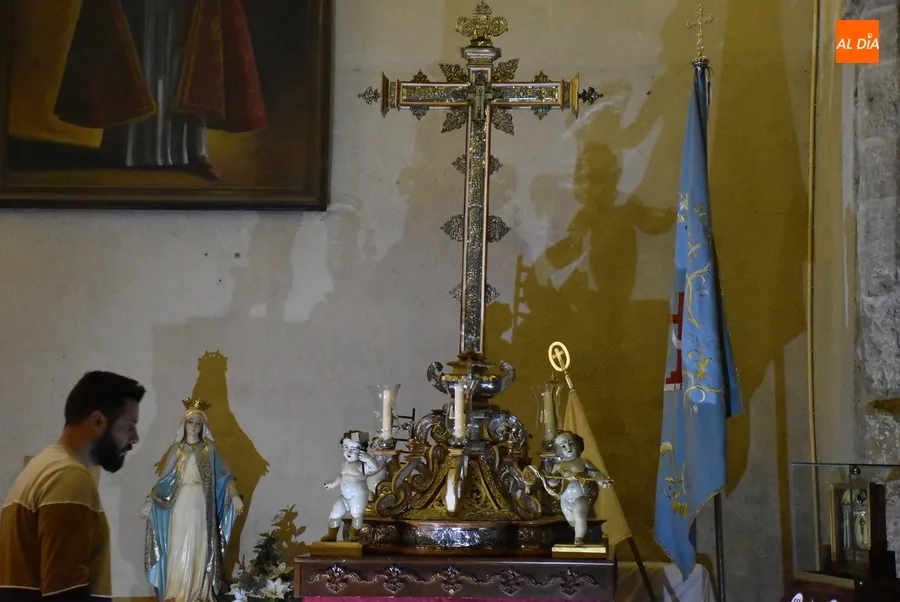 Foto 6 - Recala en Ciudad Rodrigo el Lignum Crucis de la Vera Cruz dentro de una gira por la provincia
