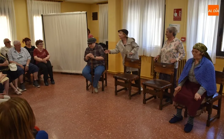 Foto 10 - Tarde de risas en el Centro de Mayores con la obra &lsquo;Paco Jones y la ruta del bacalao&rsquo;