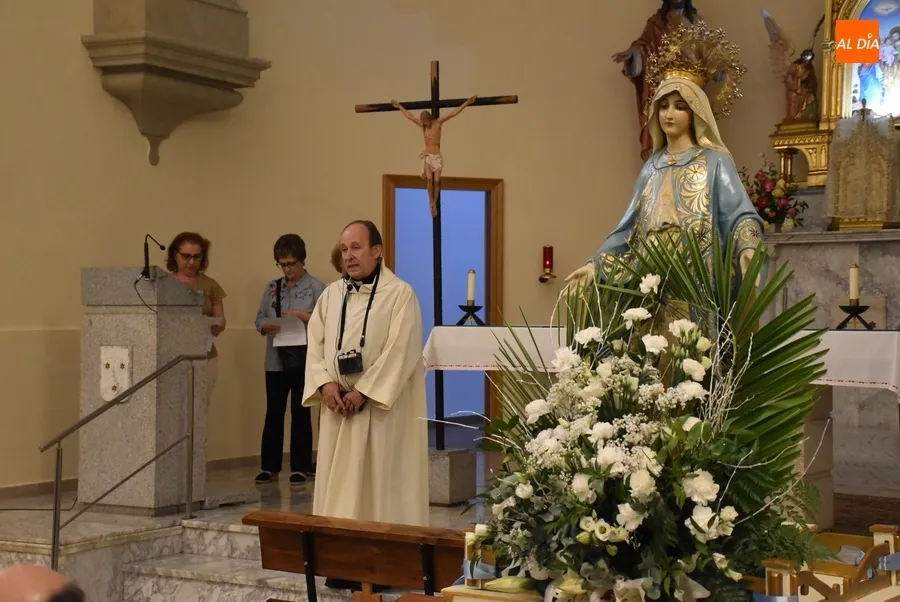 Foto 2 - M&aacute;s de un centenar de fieles acompa&ntilde;a a la Virgen Milagrosa en su salida a la calle